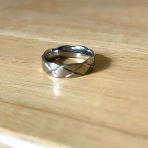 NWOT Look for Less Designer Inspired Elegant Silver Band Ring Gift Luxury